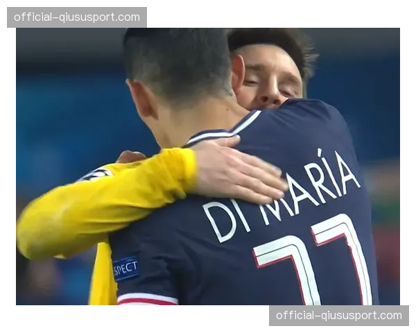 更衣室通道特写:失利后,内马尔安慰情绪低落的巴黎年轻队友