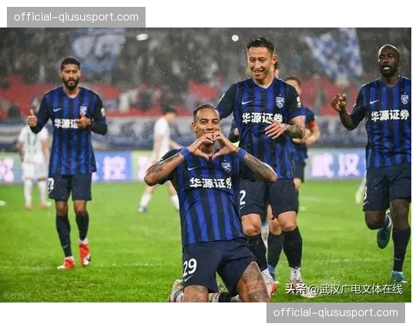 武汉三镇2-0浙江队，卡迪斯贝维斯联袂破门助球队止跌回升