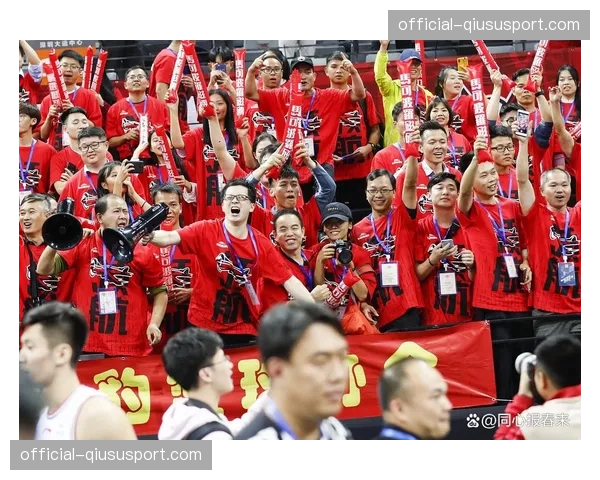 球场外仿冒球衣屡禁不止，俱乐部周边产品维权面临挑战
